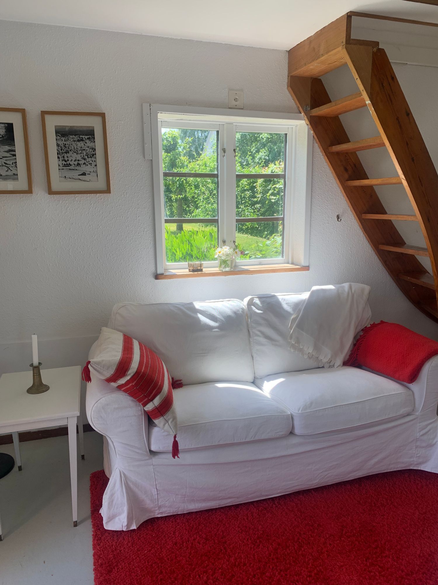 Mysigt litet hus med sjöutsikt – bild 3 av 12