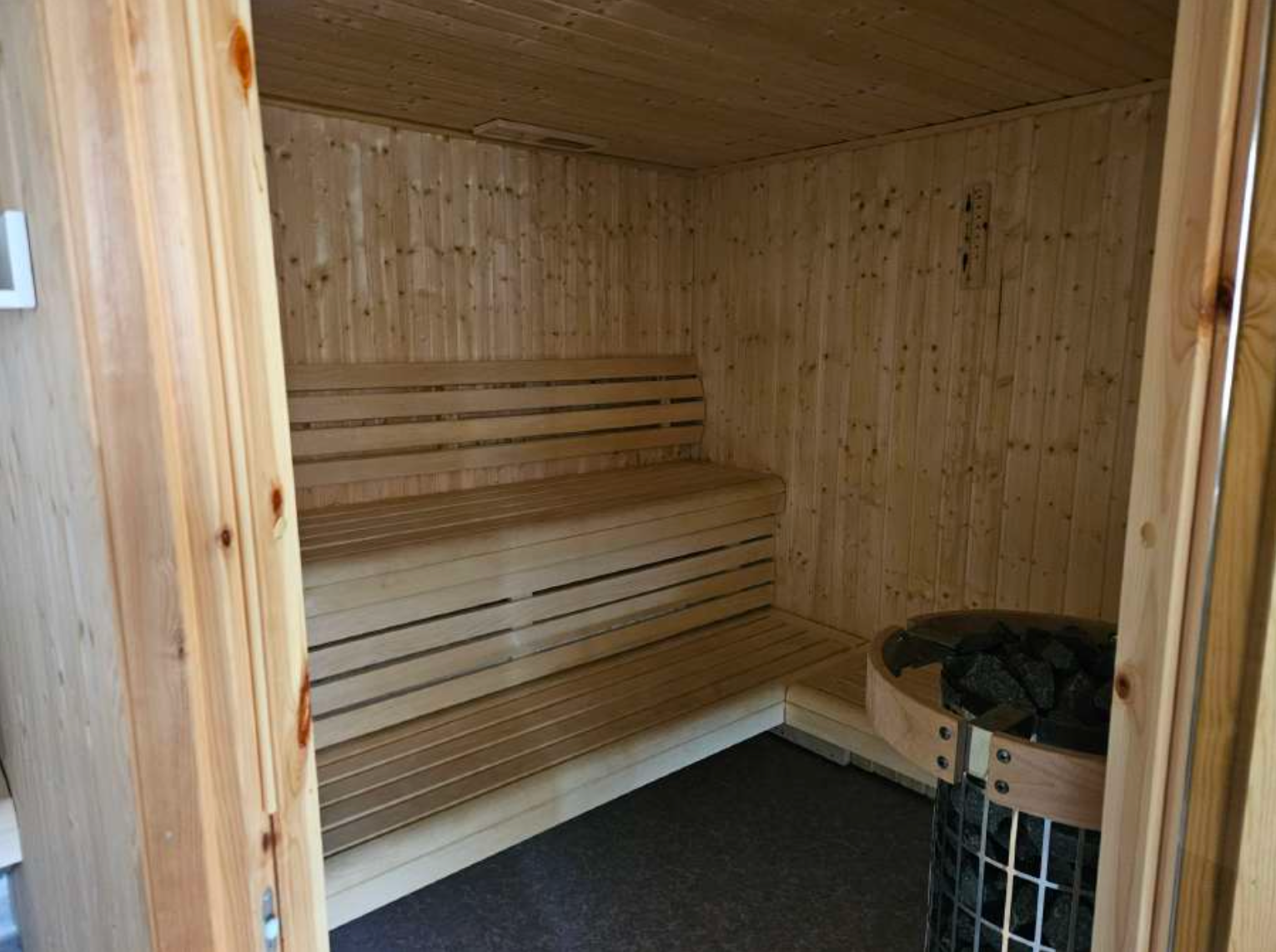 Mysig timmerstuga i Borgafjäll – bild 9 av 12
