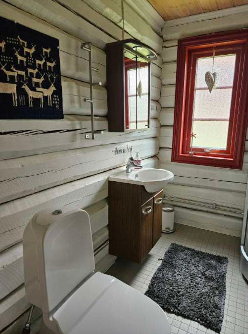 Mysig timmerstuga i Borgafjäll – bild 7 av 12