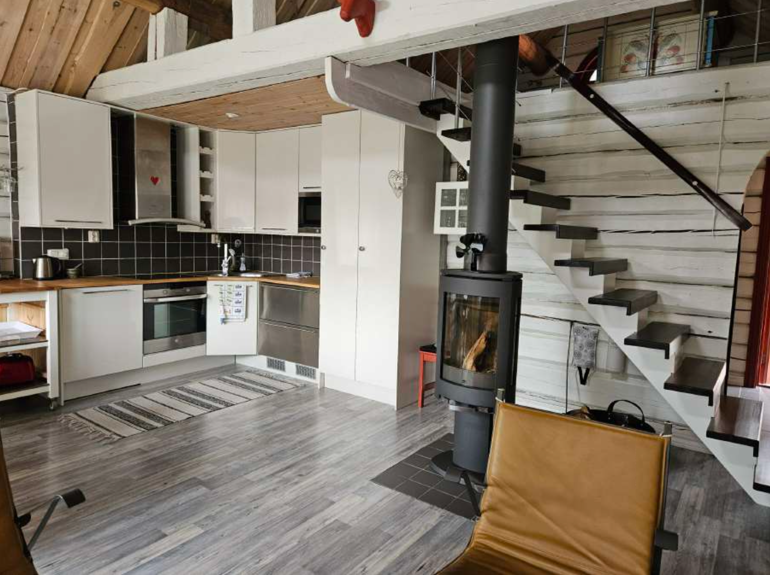 Mysig timmerstuga i Borgafjäll – bild 4 av 12
