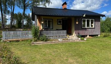 Mysig stuga med lantligt läge