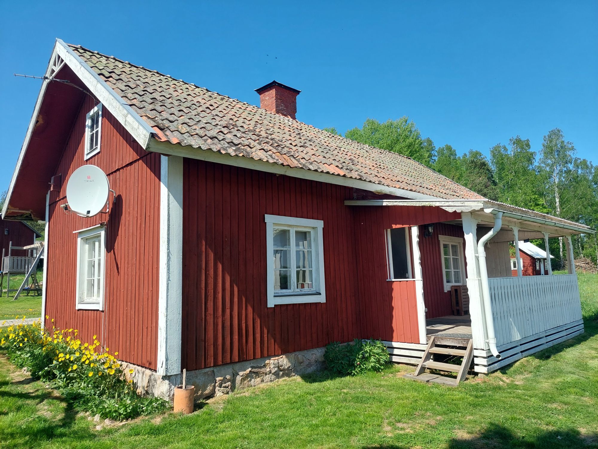 Torp/stuga med fin utsikt över sjö och fält – bild 2 av 14