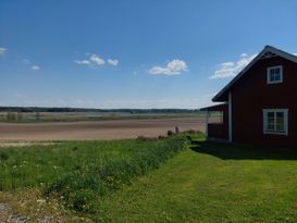 Torp/stuga med fin utsikt över sjö och fält