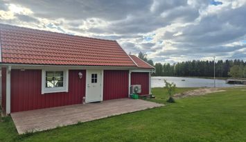 Mysig stuga precis vid sjön