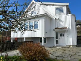 Hus i centrala Skärhamn, strandnära. Tjörn