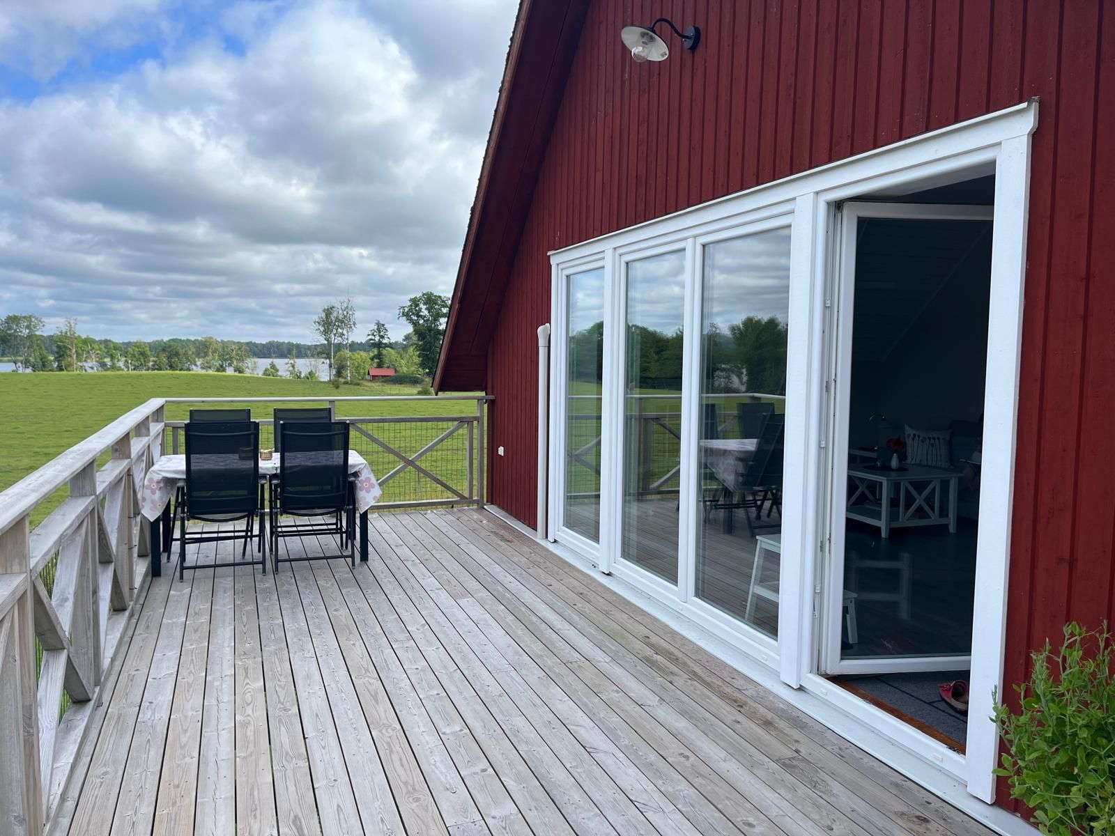 Nyrenoverad lägenhet med panorama sjöutsikt – bild 19 av 24