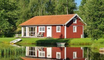 Stuga med egen damm