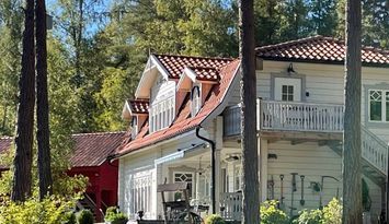 Timrat hus, 100 kvm på övre plan, naturskönt läge