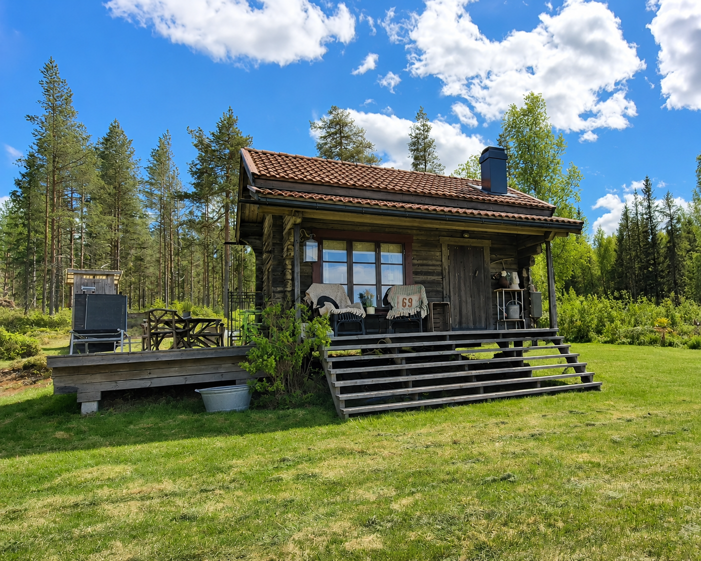 Stuga i naturskön omgivning.