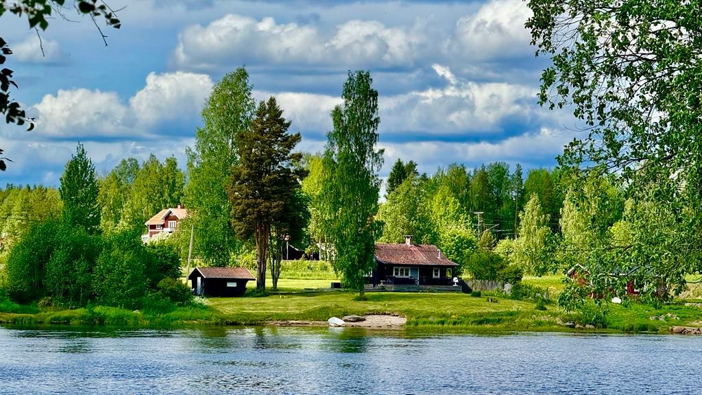 Stuga med sjötomt i Järvsö