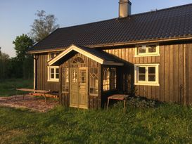 Mysig stuga på landet nära sjö