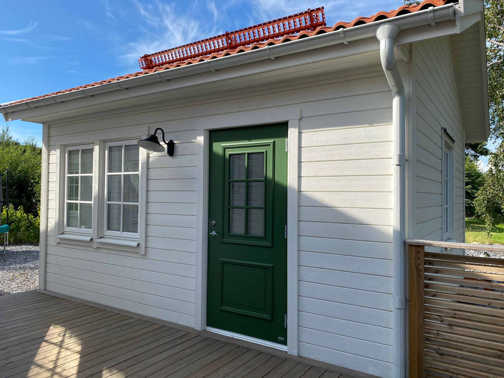 Havsnära sommarhus med stor altan och gäststuga – bild 16 av 24
