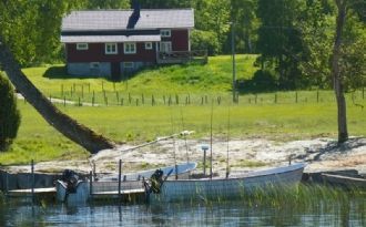 Fiskesemester hus. Båtar med motorer går att Hyra
