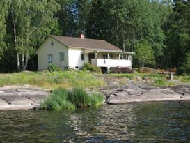 Wonderful cottage with own shore