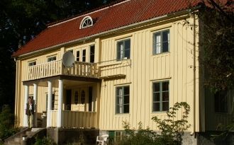 Stort hus med sjöutsikt över sjön Bolmen