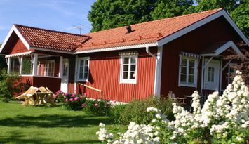 Fritidsboende/Stuga på Sollerön. Två lägenheter.