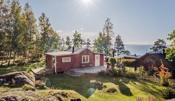 Cosy cottage by lake Vänern