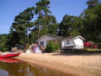 Stuga på strandtomt – bild 2 av 11