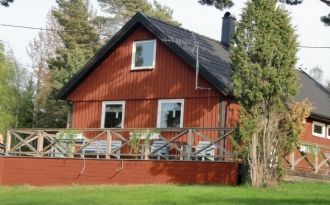 Röd stuga mitt på Utö i Stockholms Skärgård