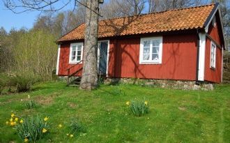 Hyr vår mysiga röda stuga i lugnt läge på landet