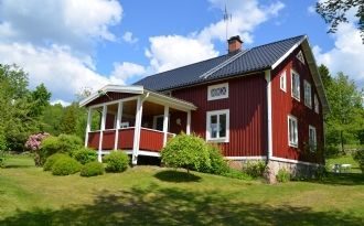 Hus med underbart läge och nära badsjö