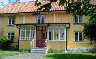 Havsnära med glasveranda, stor tomt och bastu.