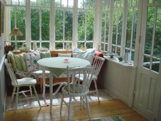 Havsnära med glasveranda, stor tomt och bastu. – bild 2 av 24