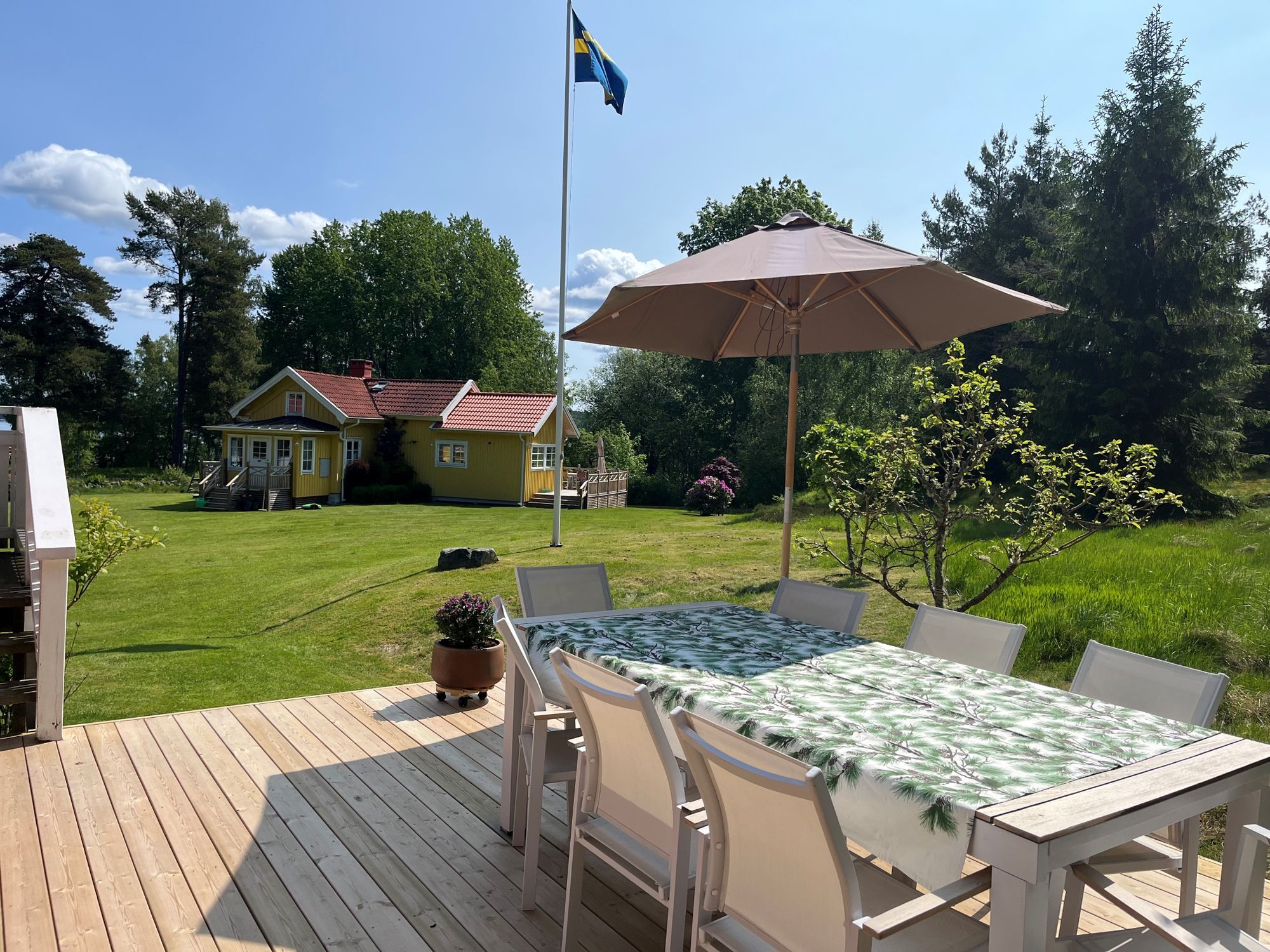 Lantlig idyll vid havet – stuga med bastu på Orust – bild 2 av 13