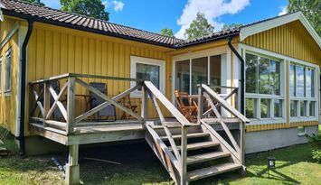 Utsikt över Sommen. Inhägnad tomt för hund & barn.