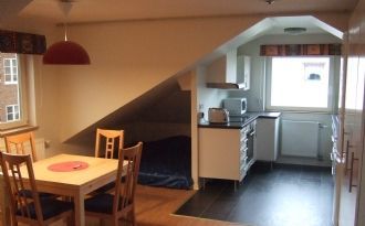 Läcker takvåning i villa, promenad till C