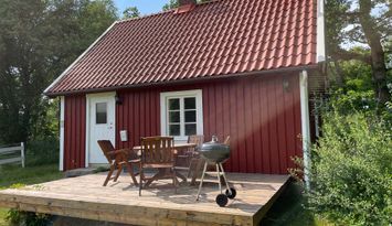 Stuga med lantligt läge nära skog o hav