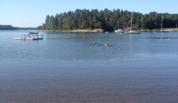 Sjönära stuga med veranda i kvällssol