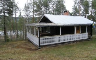 Timmerstuga med skogstomt & sjöutsikt