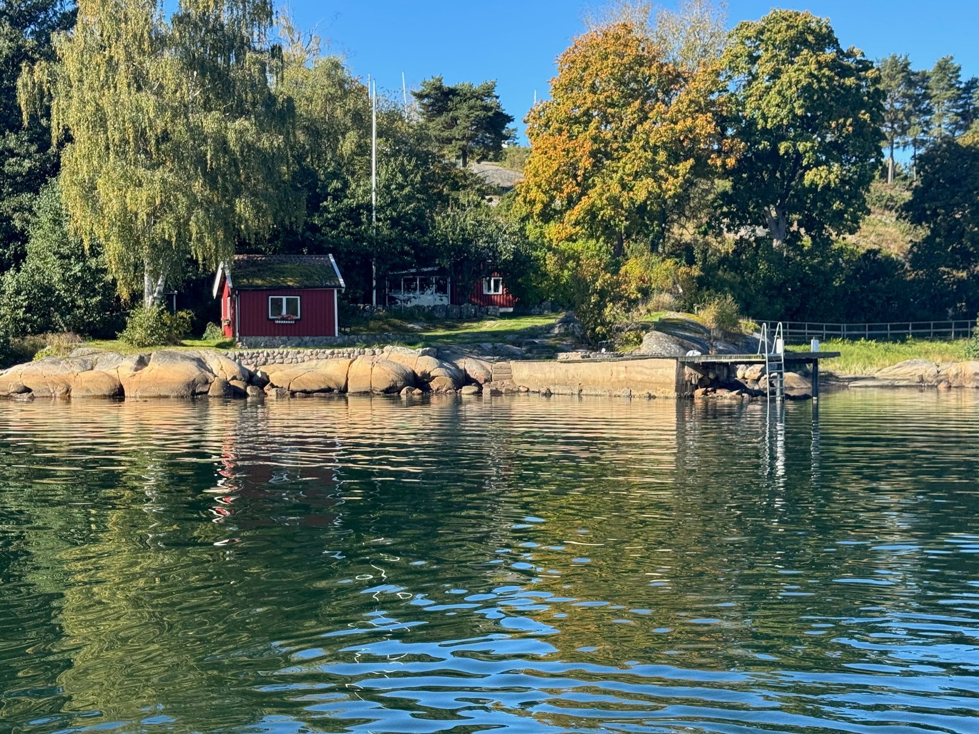 Stuga med båt och brygga på Tjörn | SE09170
