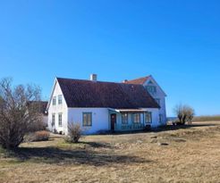 Flygelbyggnad på lantgård nära havet