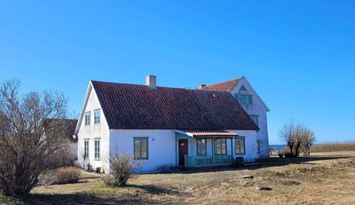 Flygelbyggnad på lantgård vid havet södra Gotland