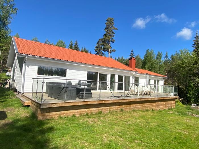 Stuga med sjötomt – bild 2 av 11