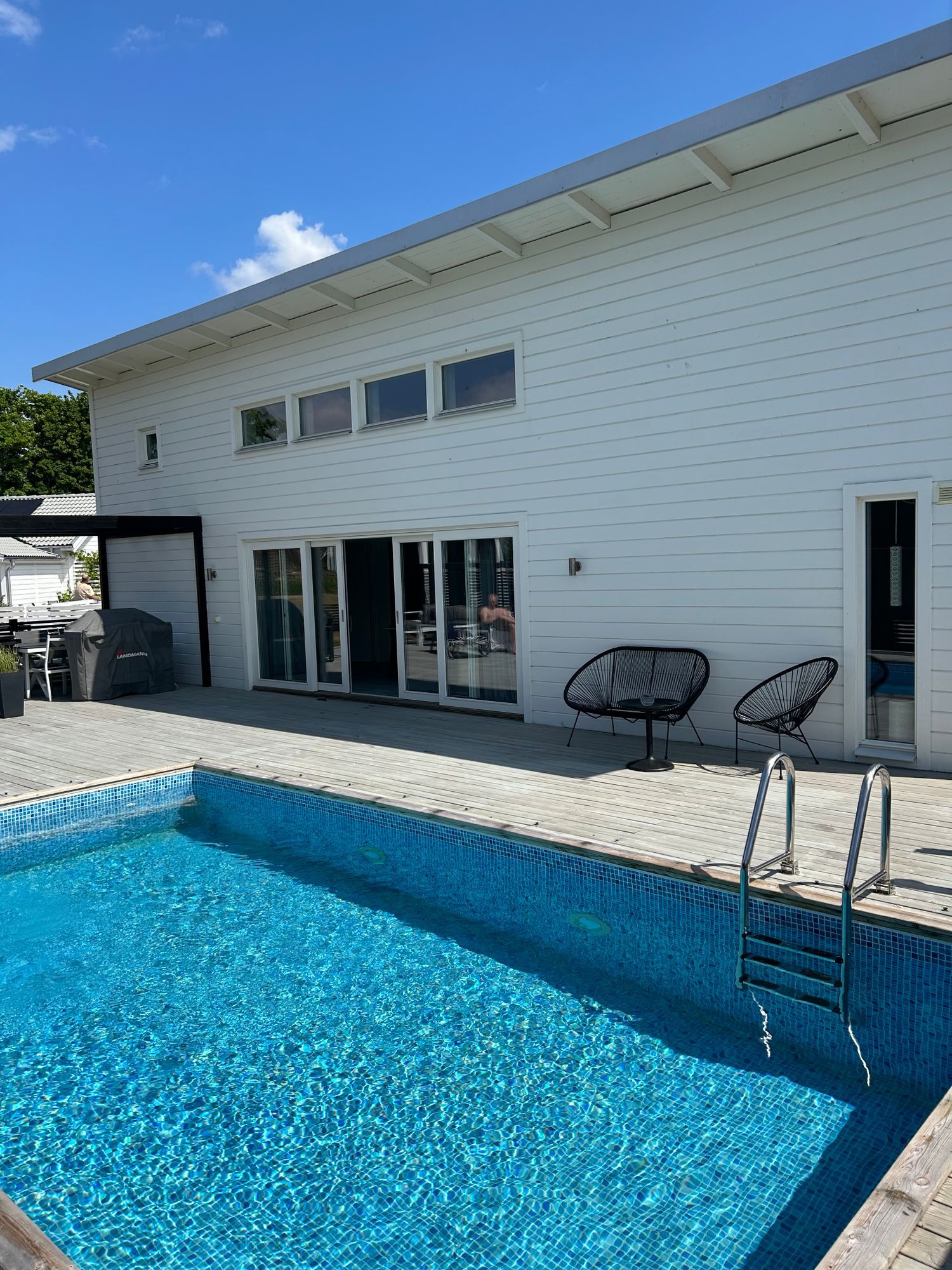 Modernt fritidshus med pool, centralt Köpingsvik.