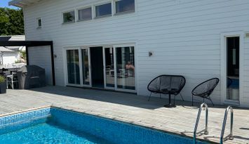 Modernt fritidshus med pool, centralt Köpingsvik.