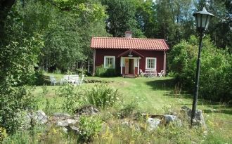 Soltorp i skogsbrynet