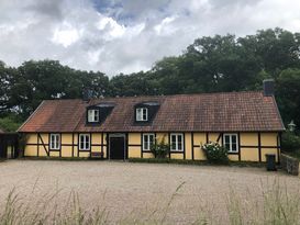 Holiday lakeside dwelling