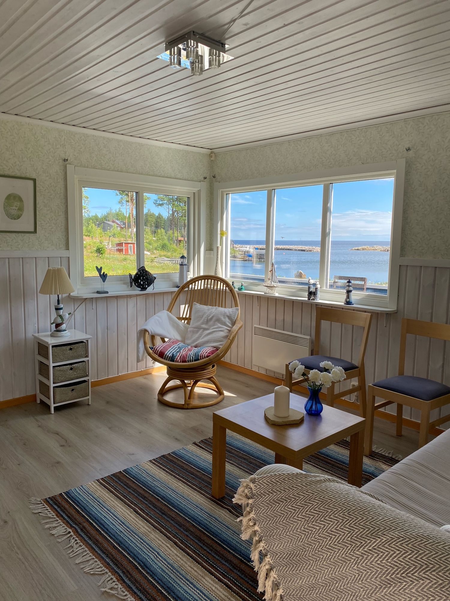 Stuga med fantastiskt läge vid havet i Stocka – bild 13 av 14
