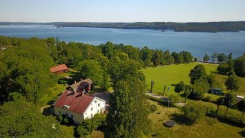 Rönnäsgården by the lake Sommen