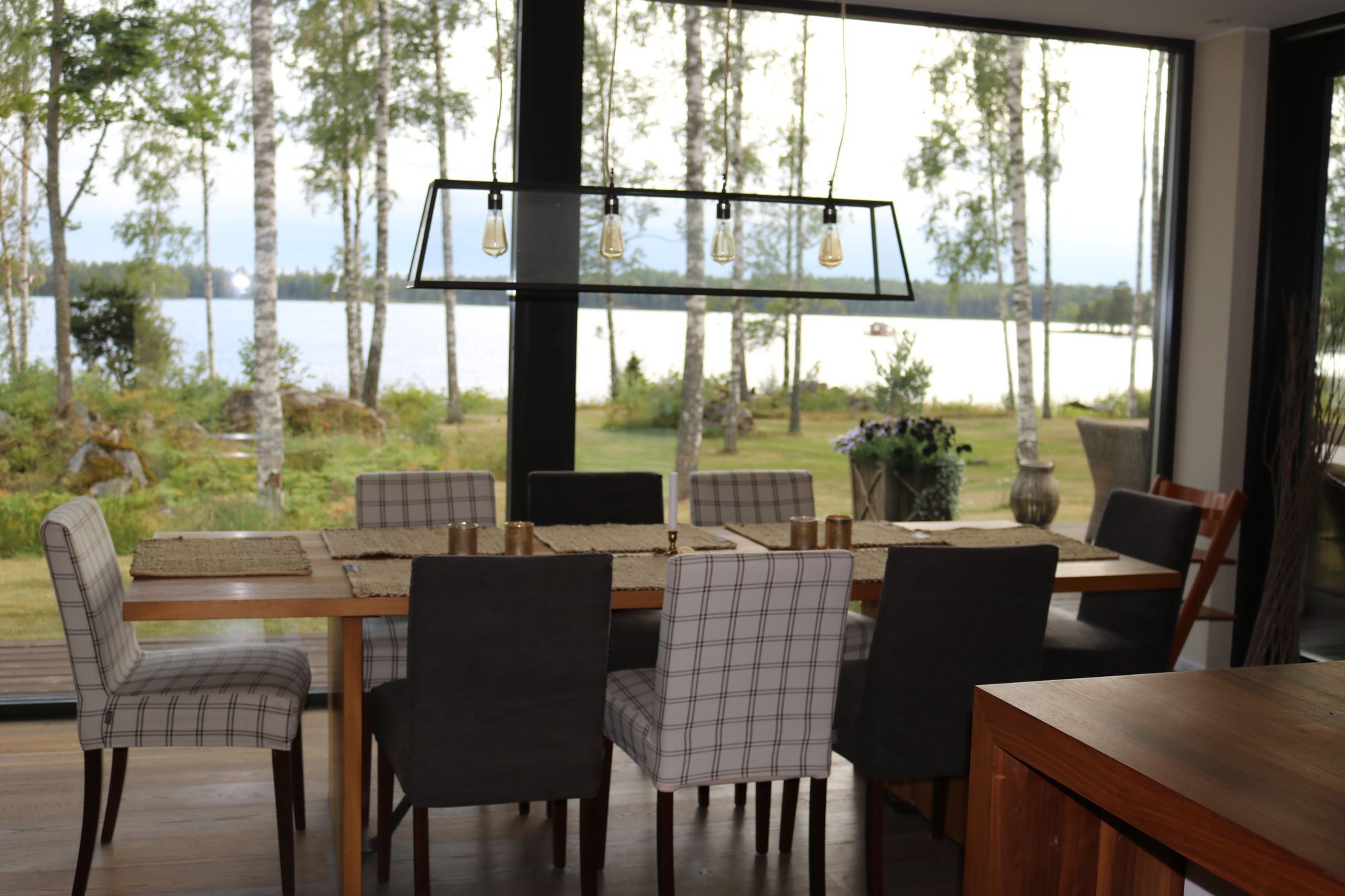 Lyxigt sjöställe med egen brygga och strand – bild 7 av 21