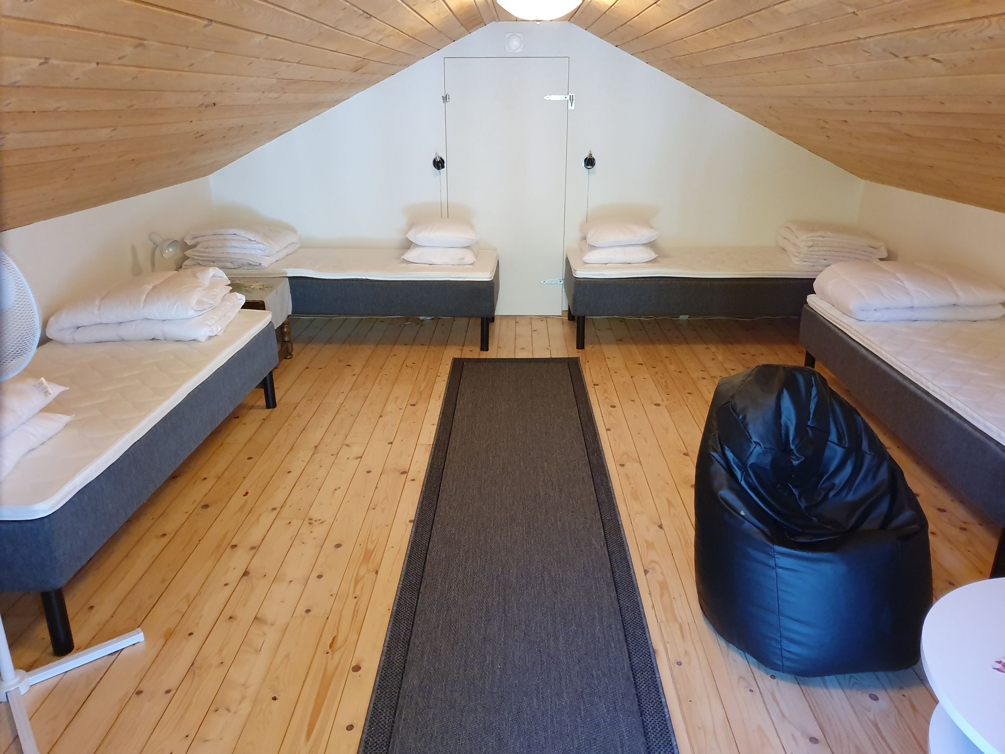 stor enplans villa med lekvänlig trädgård – bild 14 av 18