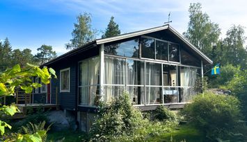 Mysig stuga i Roslagen nära hav och skog