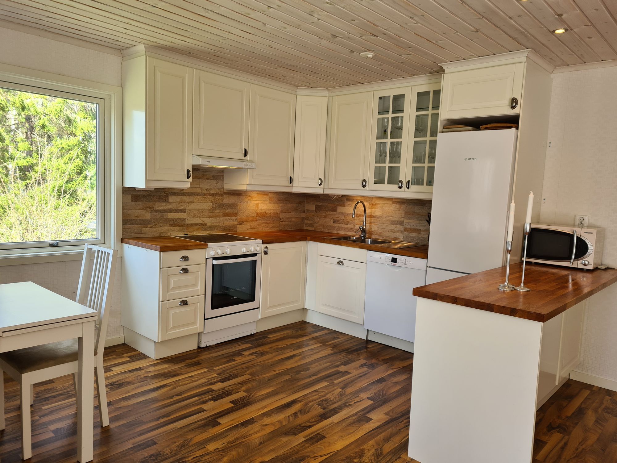 Mysig stuga i Svartedalens naturreservat – bild 3 av 16