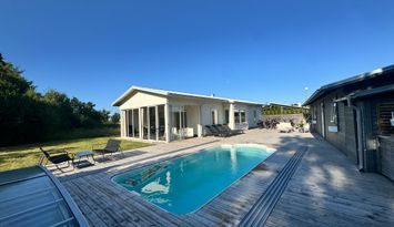 Pärla med pool vid havet