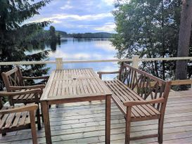 Sommarboende med strandtomt, båt och bastu