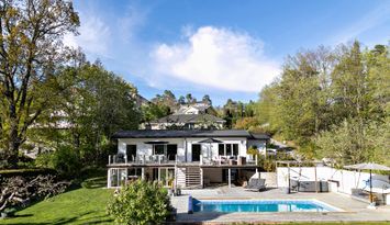 Villa med Pool, brygga och bastu
